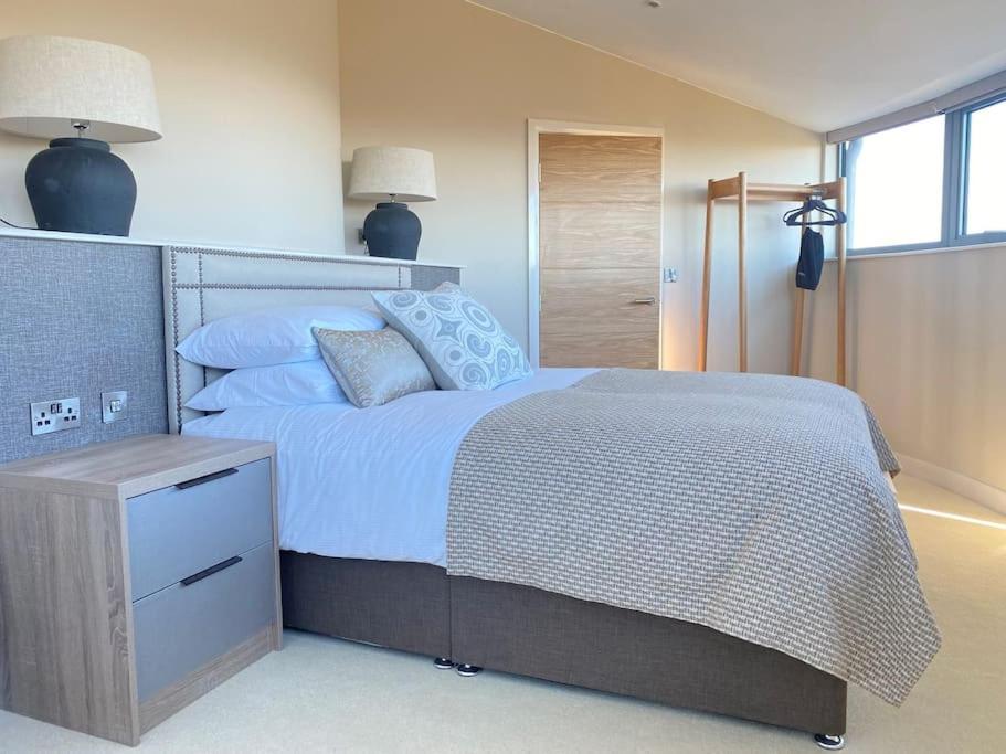 Luxury Converted Water Tower In Flockton Villa Emley Esterno foto